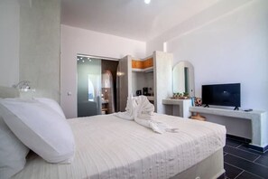 Room - Sea & Sky Luxury Beach House – Elegant Cycladic Studio by Agia Paraskevi Beach (Kamari)