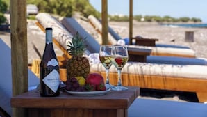 Property grounds - Sea & Sky Luxury Beach House – Elegant Cycladic Studio by Agia Paraskevi Beach (Kamari)