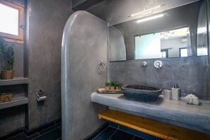 Bathroom - Sea & Sky Luxury Beach House – Elegant Cycladic Studio by Agia Paraskevi Beach (Kamari)