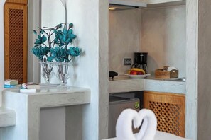 Interior - Sea & Sky Luxury Beach House – Elegant Cycladic Studio by Agia Paraskevi Beach (Kamari)