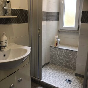 Shower, hair dryer, bidet, towels - Hummingbird Apartment (Roma)
