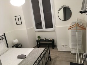 Tabla de planchar con plancha, wifi y ropa de cama 