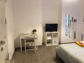 Tabla de planchar con plancha, wifi y ropa de cama 