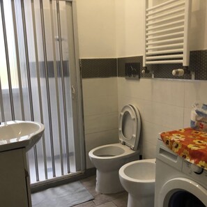 Shower, hair dryer, bidet, towels - Hummingbird Apartment (Roma)