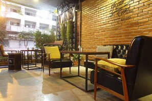 Outdoor dining - Raw Hostel (Chiang Mai)