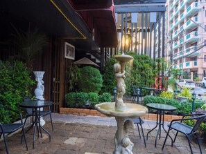 Outdoor dining - R1 Boutique Serviced Apartment (Chiang Mai)