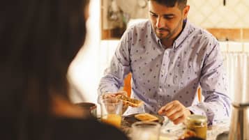 Traditional Cabin, 1 Bedroom | Dining