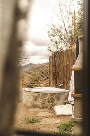 Cabaña tradicional, 1 habitación | Jardines del alojamiento. La Vallicuerra