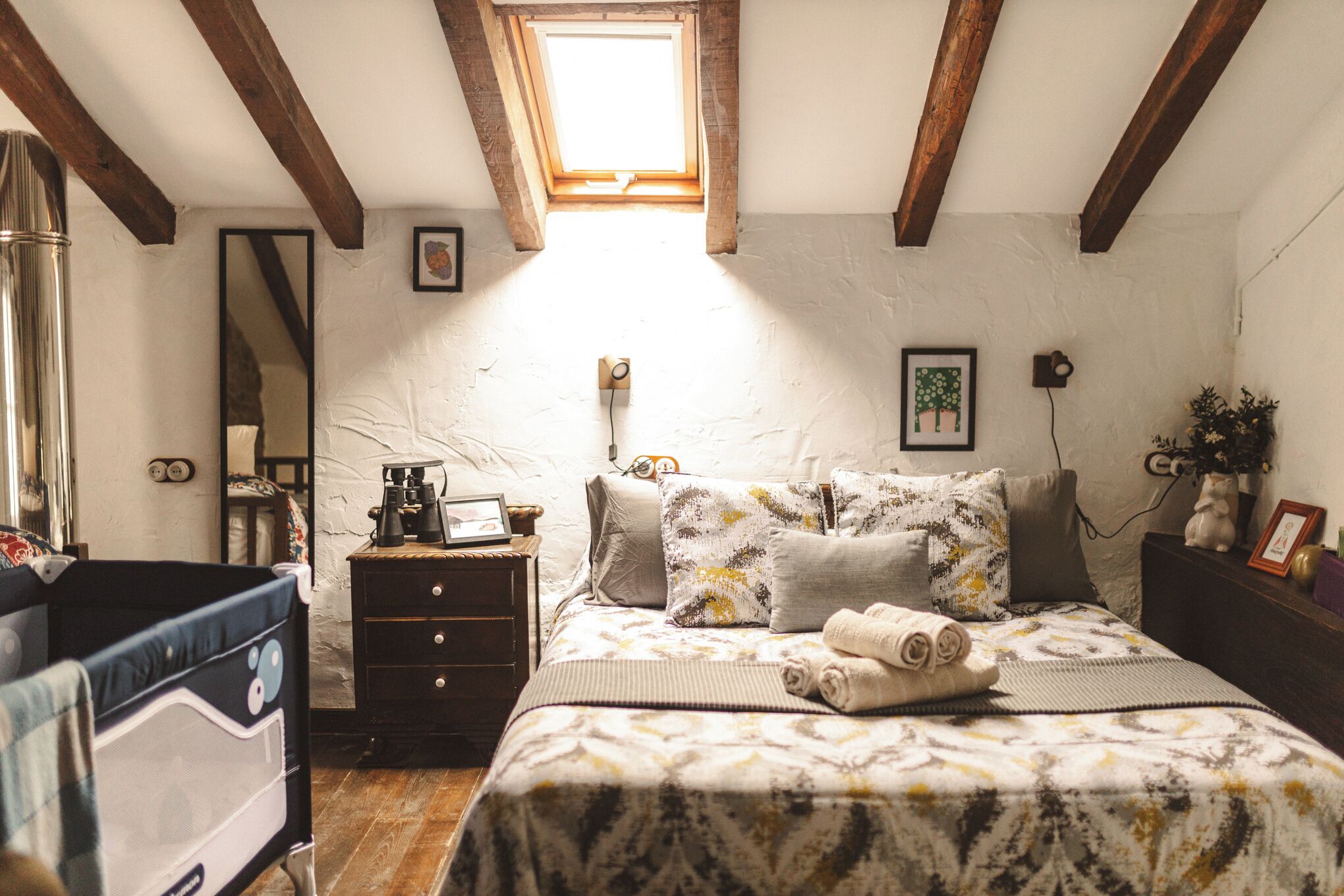 Traditioneel huisje, 1 slaapkamer | Donzen dekbedden, een bureau, een laptopwerkplek