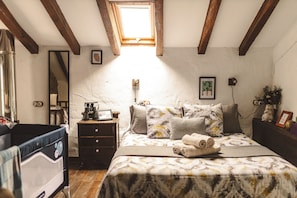 Traditional Cabin, 1 Bedroom | Down duvets, desk, laptop workspace, blackout curtains - La Vallicuerra (Mieres)