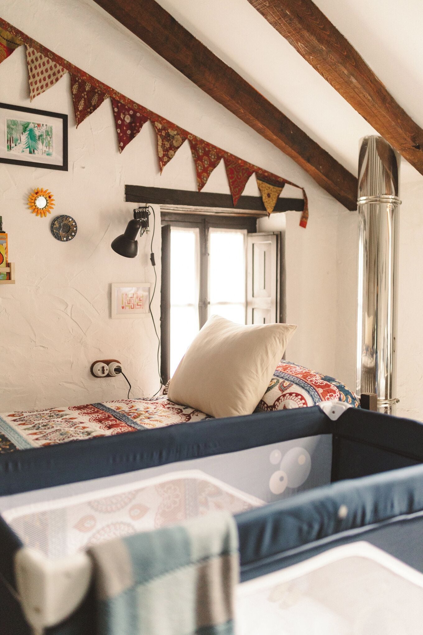 Traditioneel huisje, 1 slaapkamer | Donsdekens, een bureau, een laptopwerkplek, verduisterende gordijnen