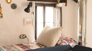 Traditioneel huisje, 1 slaapkamer | Donsdekens, een bureau, een laptopwerkplek, verduisterende gordijnen