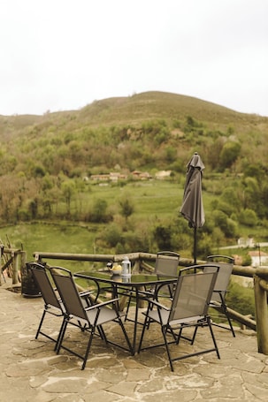 Outdoor dining. La Vallicuerra