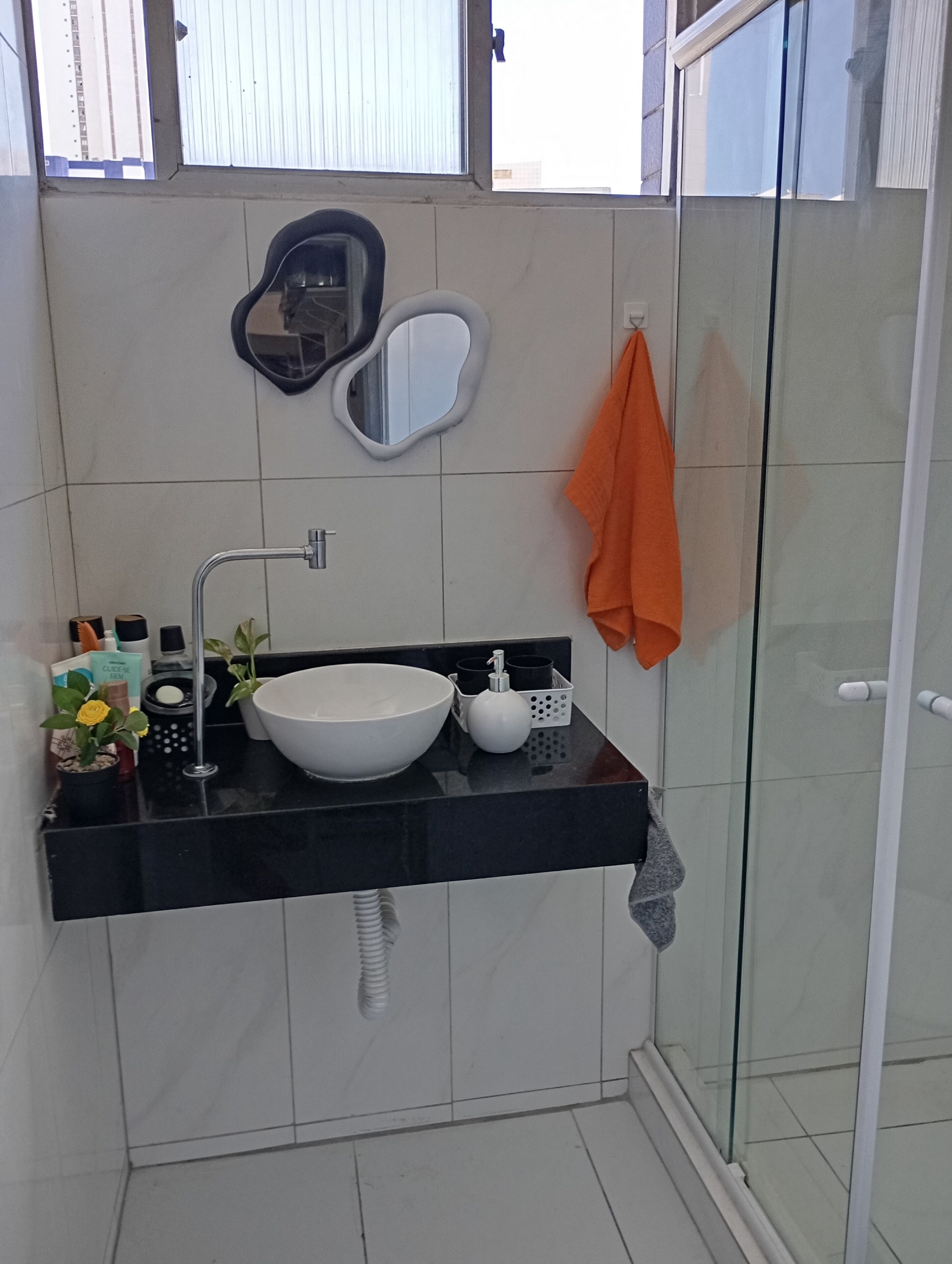 Regadera, toallas, jabón, papel de baño 