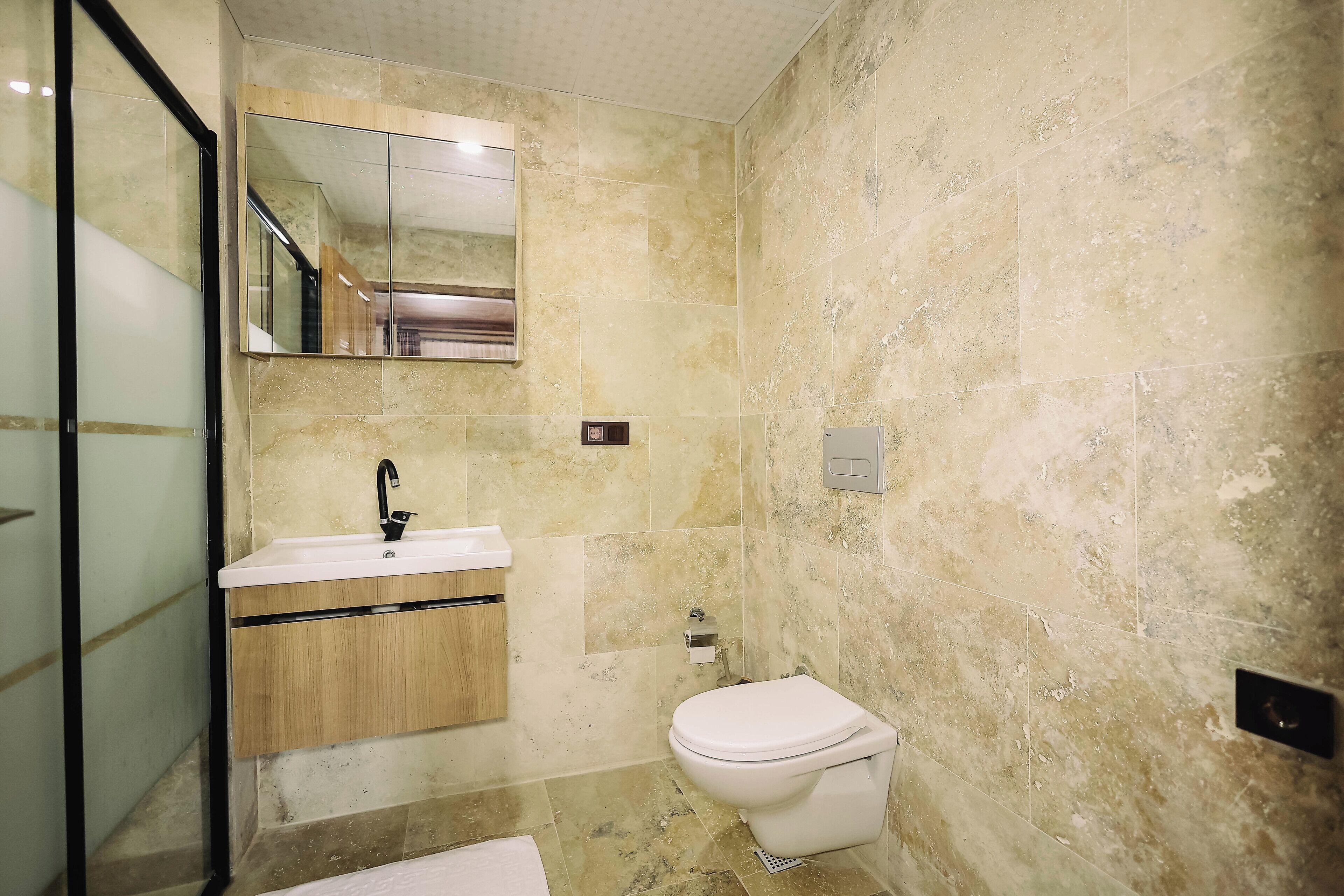 Ducha, secador de pelo, toallas y jabón