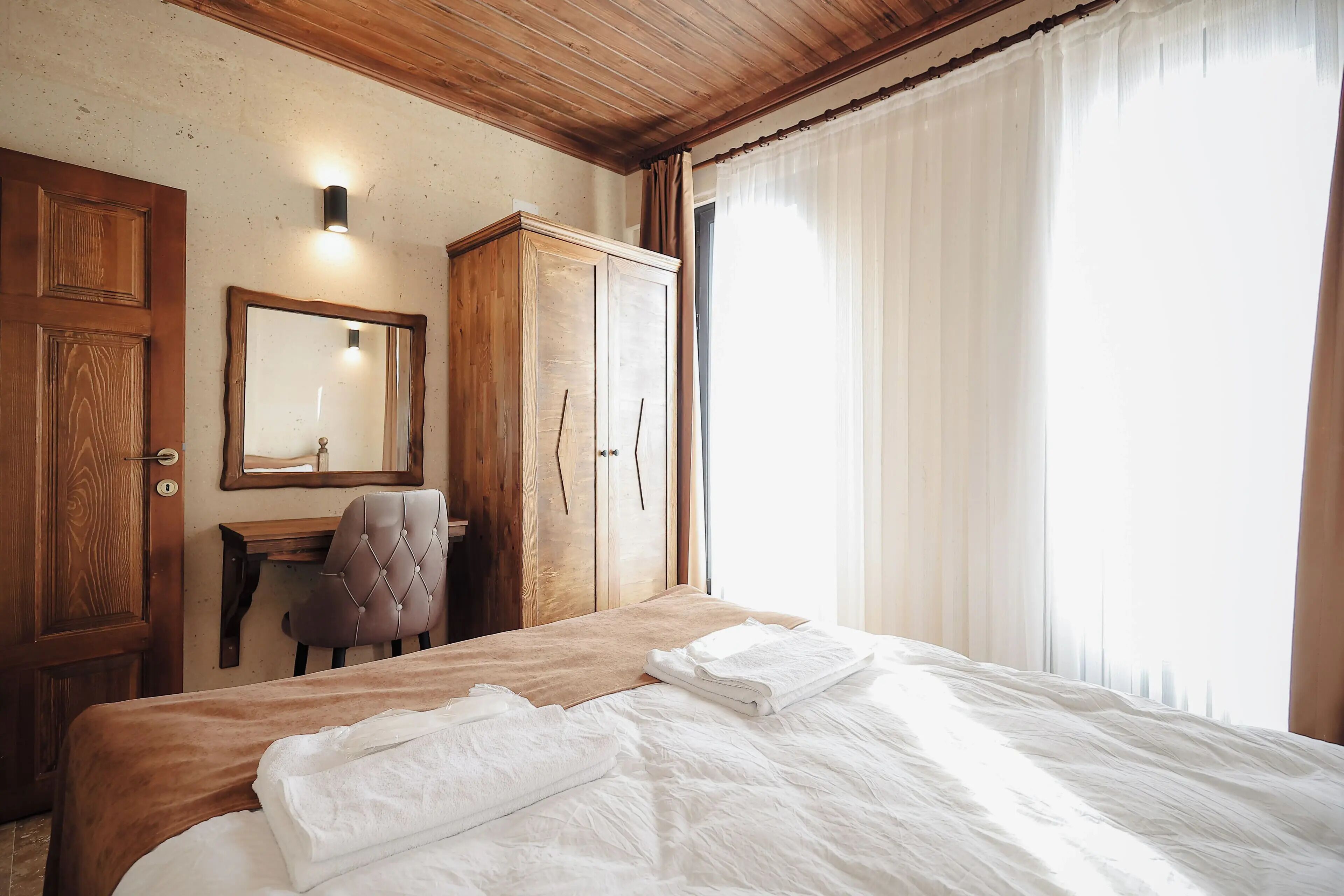 Tabla de planchar con plancha, wifi y ropa de cama 