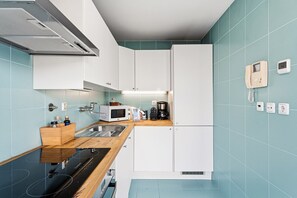 Coffee/tea maker, fridge, microwave, oven - GuestReady - Cosy studio in the heart of Porto (Porto)