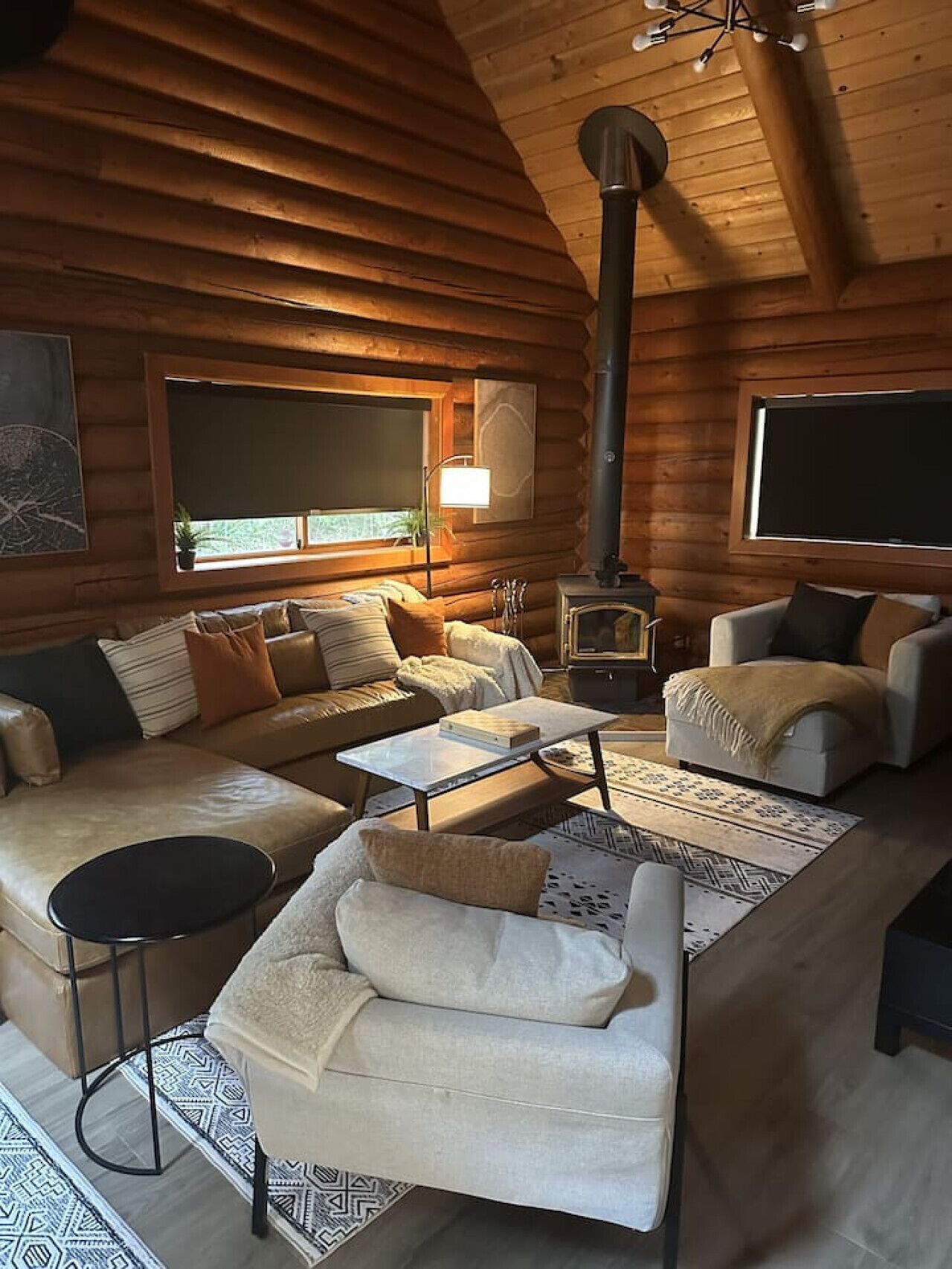 Televisio, takka, kirjoja