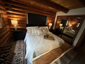 Tabla de planchar con plancha, wifi, ropa de cama