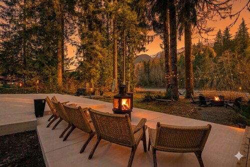 Riverfront retreat with sauna & hot tub 3B2Ba