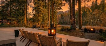 Riverfront retreat with sauna & hot tub 3B2Ba