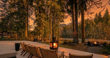 Riverfront retreat with sauna & hot tub 3B2Ba