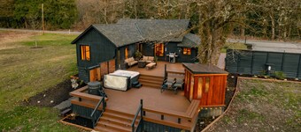 Luxe Mountain Retreat in N Cascades hot tub, sauna