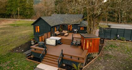 Luxe Mountain Retreat in N Cascades hot tub, sauna