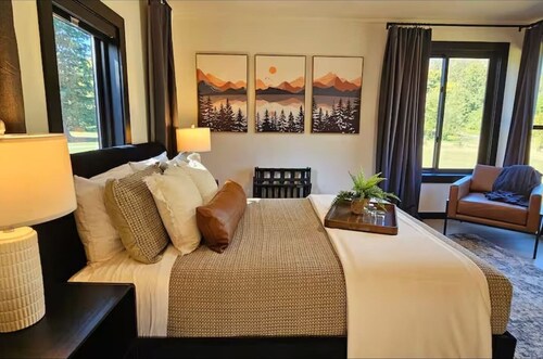 Luxe Mountain Retreat in N Cascades hot tub, sauna