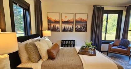 Luxe Mountain Retreat in N Cascades hot tub, sauna