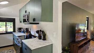 Kjøleskap, mikrobølgeovn, ovn og kokeplater