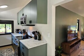 Geladeira, micro-ondas, fogão, cooktop