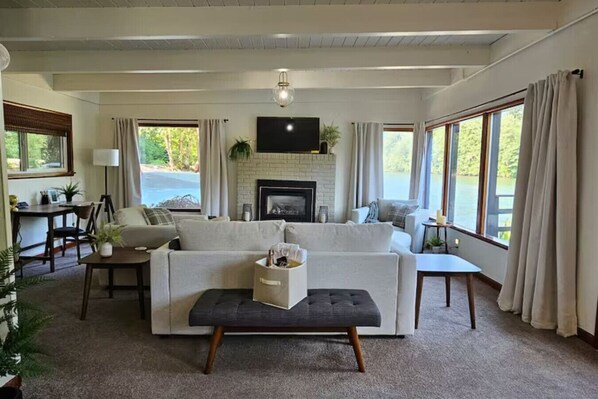 Televisión y chimenea 