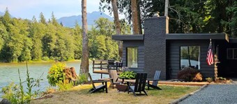 North Cascades Riverhouse retreat - hot tub, sauna