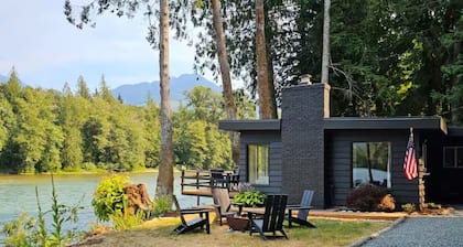 North Cascades Riverhouse retreat - hot tub, sauna