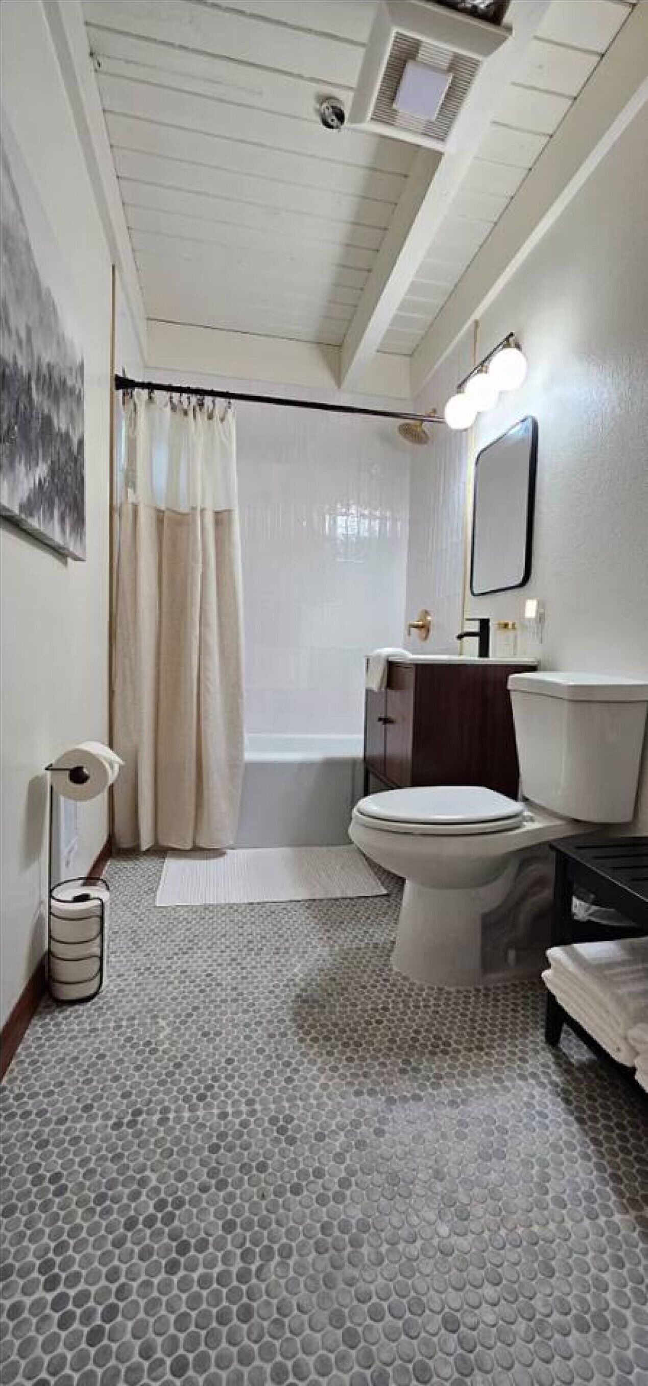 Un baño con inodoro, lavamanos y ducha.