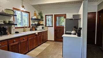 Kylskåp, mikrovågsugn, ugn och spishäll