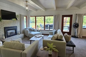 TV, fireplace
