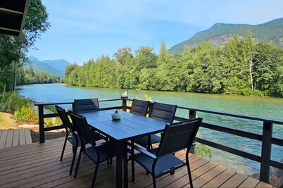 North Cascades Riverhouse retreat - hot tub, sauna