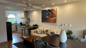A modern kitchen with a dining area, a sofa, and a table. - Duplex 'Sotogrande' with Shared Pool, Terrace and Wi-Fi (Sotogrande)
