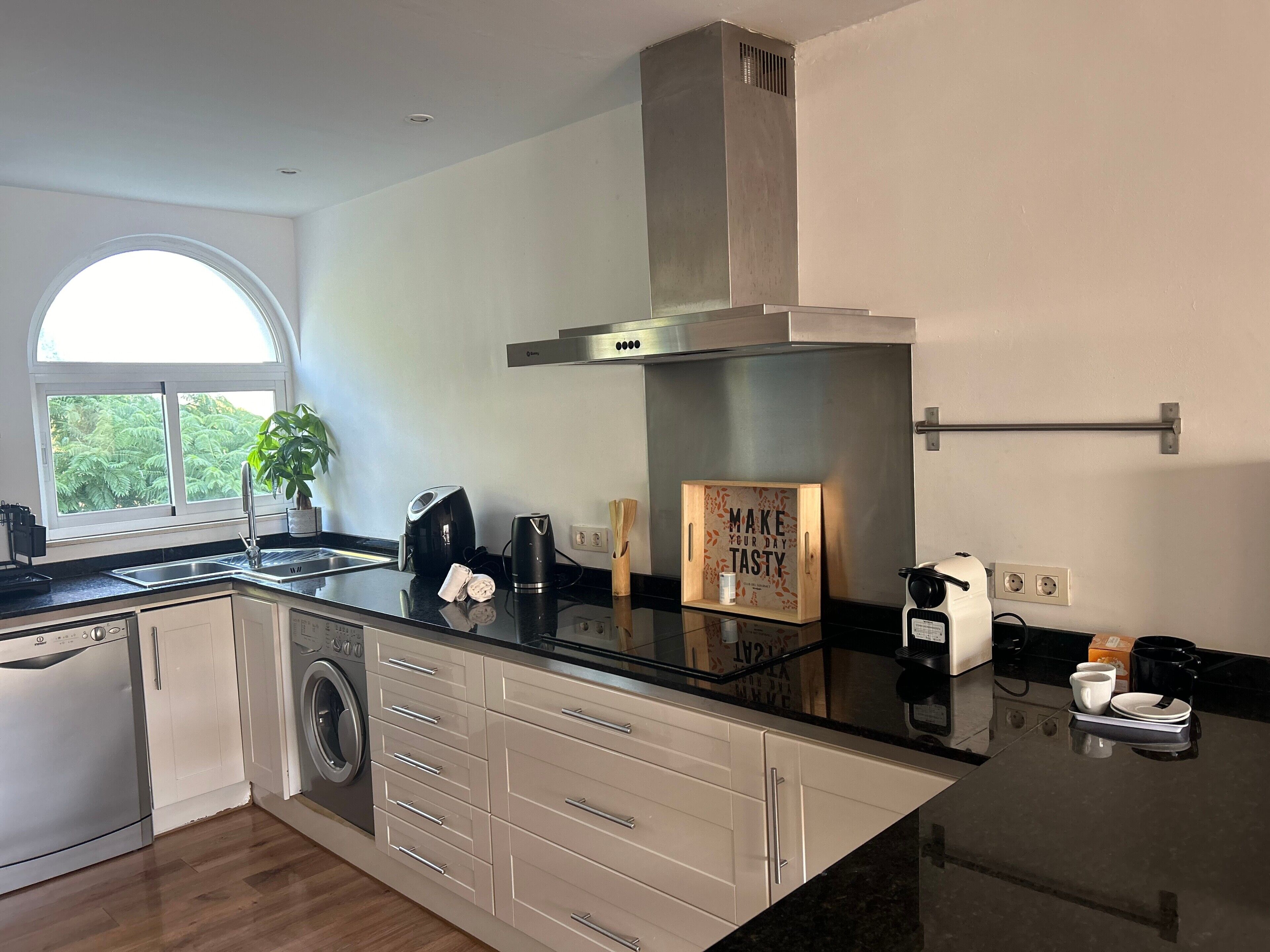 Køleskab, mikrobølgeovn, ovn, kogeplade