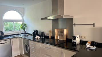 Køleskab, mikrobølgeovn, ovn, kogeplade