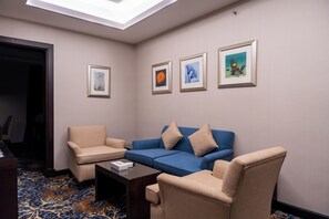In-room safe, desk, laptop workspace, iron/ironing board - Vercure Jeddah Alhamra Hotel (Jeddah)