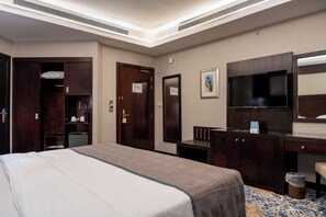 In-room safe, desk, laptop workspace, iron/ironing board - Vercure Jeddah Alhamra Hotel (Jeddah)