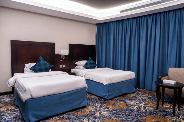 In-room safe, desk, laptop workspace, iron/ironing board - Vercure Jeddah Alhamra Hotel (Jeddah)