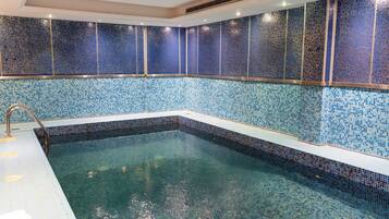 Kolam renang indoor