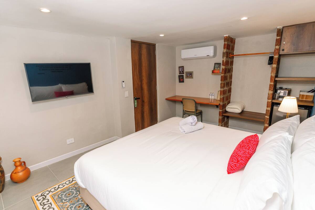 Deluxe Room, 1 King Bed | In-room safe, desk, iron/ironing board, free WiFi