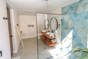 Deluxe-Zimmer, 1 King-Bett | Badezimmer | Dusche, Haartrockner, Handtücher, Seife