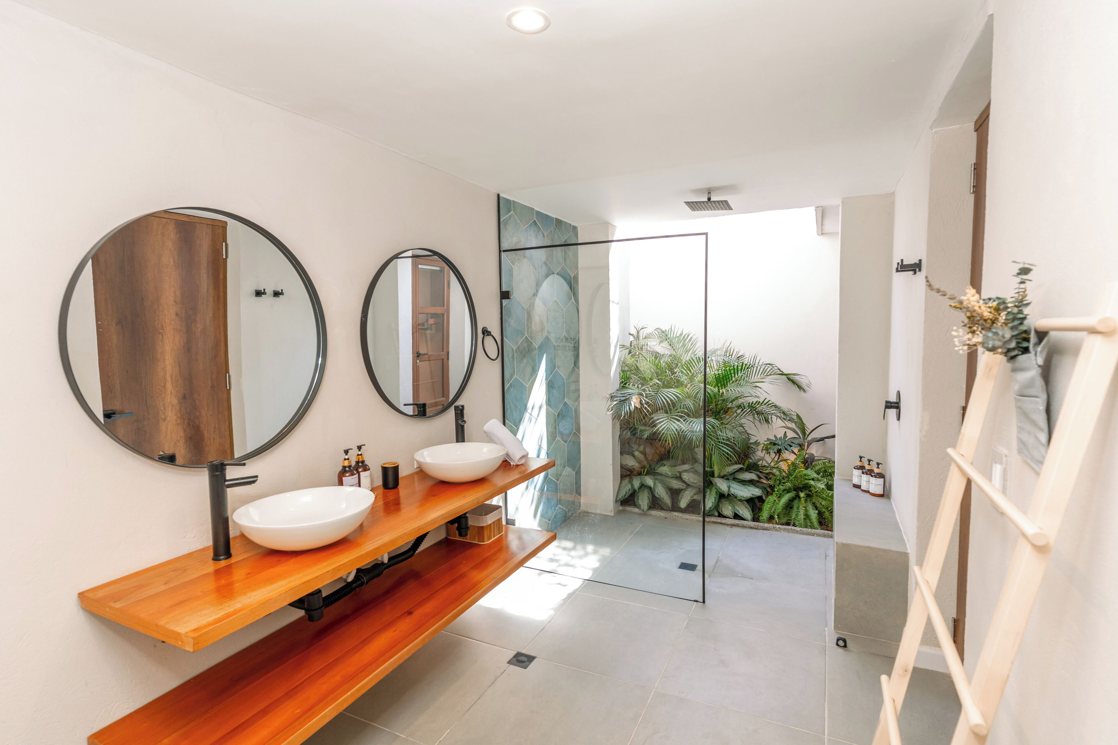 Deluxe Room, 1 King Bed | Bathroom | Shower, hair dryer, towels, soap