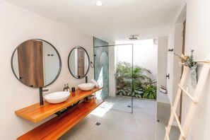 Deluxe Room, 1 King Bed | Bathroom - HOTEL LIBRERIA CAFE DE POMBAL (Santa Marta)